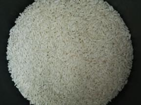 糯米提前用水淘洗两遍后，浸泡一个晚上，用手能捏烂就可以了，泡的时间长蒸的时间就短，泡的时间短，蒸的时间就会长