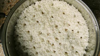 沥干水份，放入铺好蒸笼布的蒸锅里，铺均匀，然后用筷子在糯米上扎一些洞，开大火，上汽后蒸15-20分钟，直到糯米看不见白芯，熟了就可以了