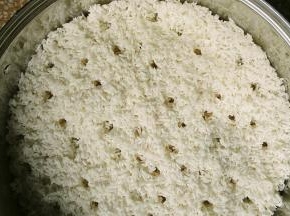 沥干水份，放入铺好蒸笼布的蒸锅里，铺均匀，然后用筷子在糯米上扎一些洞，开大火，上汽后蒸15-20分钟，直到糯米看不见白芯，熟了就可以了