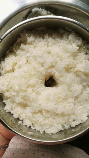 最上面是这样的，然后中间挖个洞，在洞里也撒一点甜酒曲，最后用饭勺在上面浇一层水就可以了