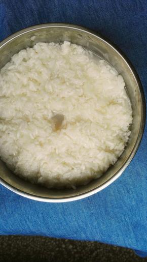 一般36个小时酒酿就做好了，可以看到酒酿水都出来了，甜甜的。做好的酒酿放冰箱冷藏，这样存放的时间比较久，而且还会更甜