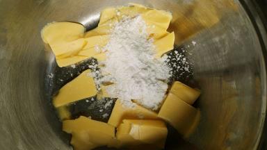 黄油软化到用手指可以撮一个洞的状态，加入3分之1的糖粉，打蛋盆搅拌几下，开低档打发黄油