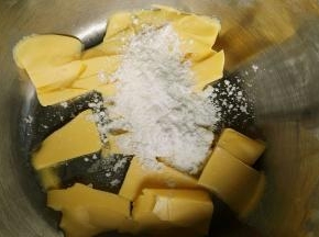 黄油软化到用手指可以撮一个洞的状态，加入3分之1的糖粉，打蛋盆搅拌几下，开低档打发黄油
