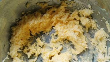 打发到看不见糖粉，黄油变白后再加入剩下的一半糖粉，把边缘的黄油刮到中间，继续开低档打发