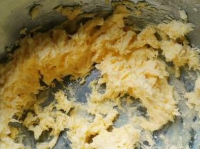 打发到看不见糖粉，黄油变白后再加入剩下的一半糖粉，把边缘的黄油刮到中间，继续开低档打发
