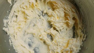 加入最后剩下的糖粉，继续打发，发到黄油体积蓬松，变白呈羽毛状就可以了