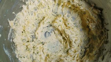 香葱倒入盆中，用打蛋盆打几下