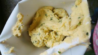 拌好的面糊刮入裱花袋中，裱花嘴可以选择自己喜欢的，我用的三能大号八齿裱花嘴