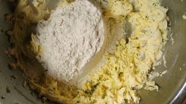 倒入过筛好的低筋面粉，用翻拌的手法将面糊翻拌均匀