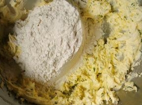 倒入过筛好的低筋面粉，用翻拌的手法将面糊翻拌均匀