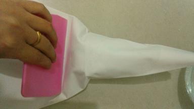 用刮板将面糊往前推