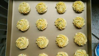 挤入烤盘，170℃预热十分钟，烤18分钟左右，具体看自己烤箱的情况