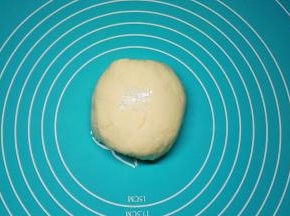 慢慢加入凉白开，将面粉和成光滑的面团，可以多揉几分钟，这种后面擀的话不容易破皮，用保鲜膜包好松弛10分钟