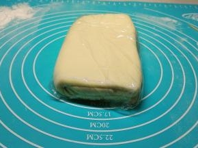 折好的样子，用保鲜膜包好，放冰箱冷藏松弛20分钟