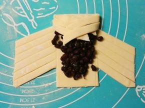 先将中间往上折，然后左一条右一条交叉折叠，剩最后四条的时候把中间下面往上折，再继续把剩下的交叉折叠，剩最后一条的时候抹点水让它沾在左边那条上收尾