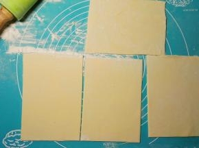 面片将四周多余的切掉，分成四分