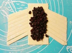 取一张面片，先用刮板在面片上轻压分成三份，用刀将两边切成斜条，两边的头和尾去掉