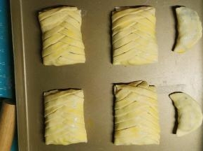 依次做好四个蜜豆派，放入烤盘，表面刷蛋液，烤箱预热上下火200℃，放烤箱中下层烤25分钟