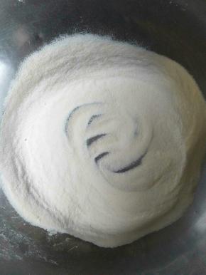 面粉先倒入盆中