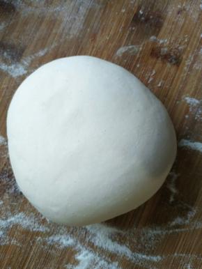 用手掌根部往前推，拉回换个方向继续揉，揉成光滑的面团(如果感觉面团还是不够光滑，可以静置密封15分钟再揉)