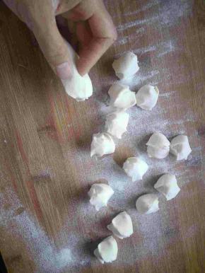 左手拿住面条，右手拿住合适大小的剂子，快速的撮下来，这个动作要求干净利落