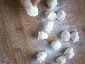 左手拿住面条，右手拿住合适大小的剂子，快速的撮下来，这个动作要求干净利落