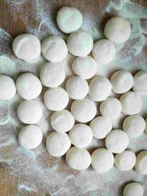 把小剂子揉圆并按扁备用