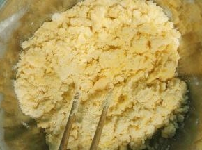 鸡蛋打散后分三次倒入面粉里，边倒边用筷子搅拌