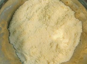 用手将黄油跟粉类搓成细砂状