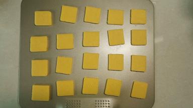 摆入烤盘，中间留点间隙，放入烤箱175℃烤20分钟，表面上色就可以了