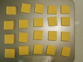 摆入烤盘，中间留点间隙，放入烤箱175℃烤20分钟，表面上色就可以了