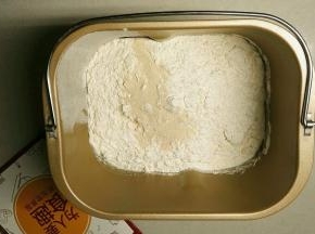 所有材料除了黄油，按液体、糖、盐、粉、酵母的顺序依次放入面包桶里面，按下和面键一个程序走完