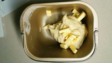 在和好的面团里加入黄油，再按冰淇淋键一个程序走完，我的是15分钟