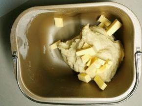 在和好的面团里加入黄油，再按冰淇淋键一个程序走完，我的是15分钟