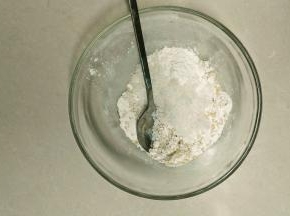 现在来做脆底的沾料，将面粉、白芝麻、白砂糖混合均匀就可以了，在烤盘里倒入玉米油，用刷子刷均匀备用