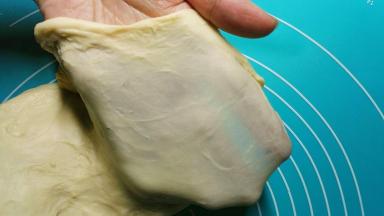 和好的面团可以看到出膜了，因为不是做土司，不必要出薄膜