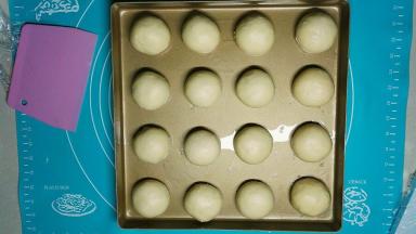 依次做好所以的面团，金色正方形烤盘刚好一盘