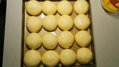 发酵到两倍大，表面刷蛋液