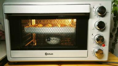 放入东菱烤立方，底部放碗热水，选择发酵功能，60分钟