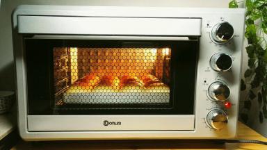 放入预热好的烤箱最下层，上火120度下火200℃，烤20分钟，表面金黄，底部酥脆就可以了