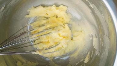 把糖粉全部倒入黄油里面，用手动打蛋器搅拌到看不见糖粉为止，不用打发