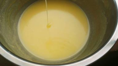 蛋清分三次加入黄油里面，每次加入都要用手动打蛋器搅拌均匀且油水不分离状态，才能加下一次蛋清，直到所有的蛋清加入完毕，和好的黄油是可以流动的，拉起打蛋头可以成一条直线