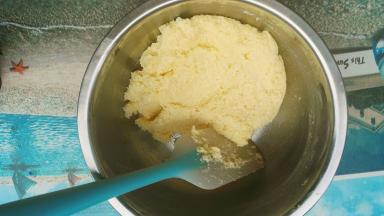 把搅拌好的椰蓉全部倒入搅拌好的黄油里面，用手动打蛋器画圈圈将椰蓉跟黄油混合均匀，再用刮刀将盆壁上的椰蓉刮到中间在盆子上面盖上保鲜膜，静置30分钟