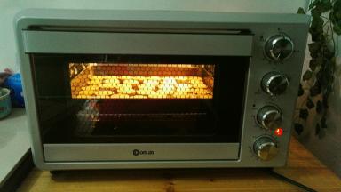 烤箱预热120度，上下火烤20分钟，表面金黄色就可以了，烤好的饼干放凉后就非常酥脆了，而且还有很浓的椰香