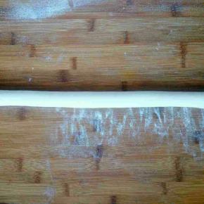 俩手滚动面团，边滚动边搓长，直到搓成粗细均匀的长条