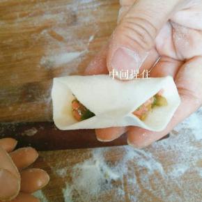 附带一个我最喜欢的饺子包法，这个做法，成馅多，速度快。首先中间捏一下
