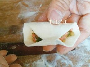 附带一个我最喜欢的饺子包法，这个做法，成馅多，速度快。首先中间捏一下