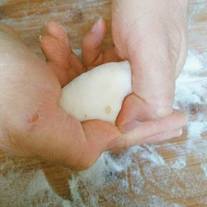 俩手拇指和食指分别捏住饺子边缘，轻轻向掌心用力挤压，一个并注意观察饺子形状，别用力过猛挤扁了(请忽略这双劳动人民的手)