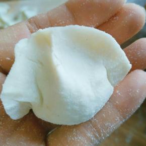 只需几秒钟一个圆滚滚的饺子出来了(如果时间长了说明还不够熟练，需要继续练习)