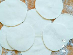 饺子皮要求厚薄均匀，边上圆润